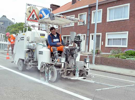 H25 pinturas en frío utilizando el procedimiento de baja presión (Airspray) con bomba (AMAKOS<sup>®</sup>) y depósito de material de 340 lts capacidad, incl. 3 pistolas de pintura y esferas para marcajes centrales y los del borde.